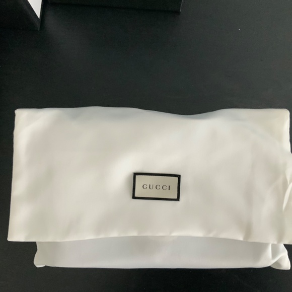 Authentic GUCCI Interlocking GG Calfskin Leather Chain Crossbody wallet inside - Picture 11 of 12